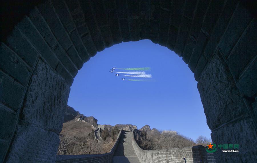 Chinese PLA Air Force\'s August 1st aerobatic team flies over Huangyaguan section of the Great Wall, located in Tianjin on December 6, 2018. (Photo/81.cn)