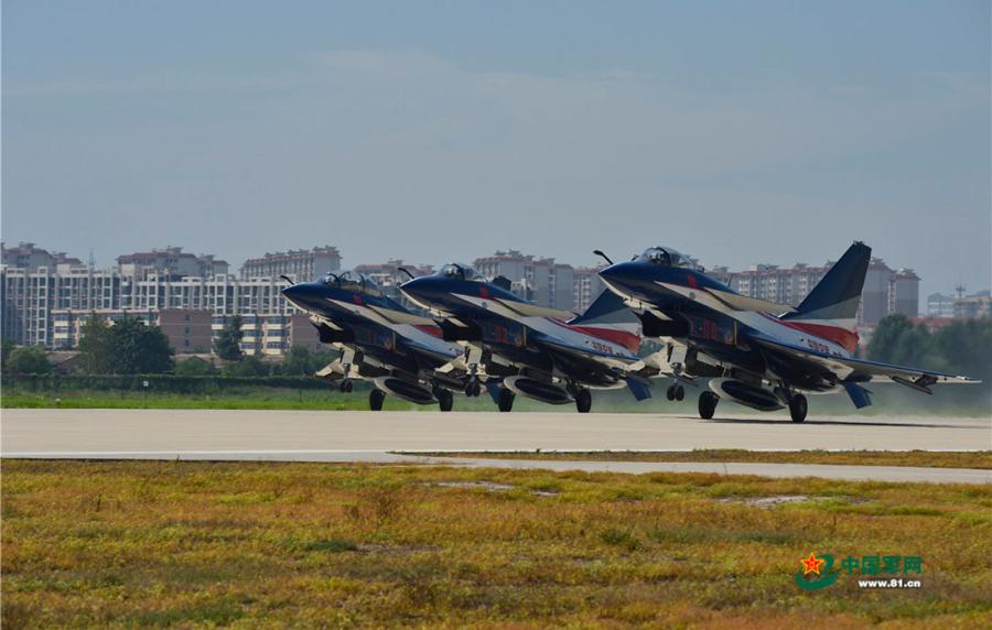 A three-plane formation set to take off. (Photo/81.cn)