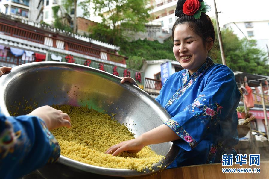 Women of Miao ethnic group made colorful sister rice to celebrate the Sister Meal Festival at Taijiang County, south China\'s Guizhou Province on April 17, 2019. (Photo/Xinhua)