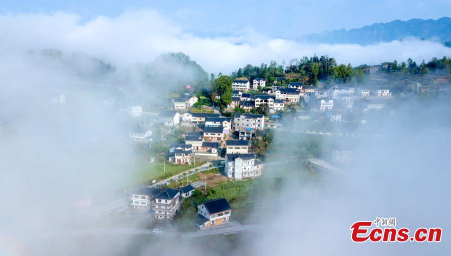 Clouds drape themselves over Xianjin Village in Wuchuan Gelao and Miao Autonomous County, Southwest China\'s Guizhou Province, April 17, 2019. The village, which is surrounded by lush mountains, appears particularly beautiful when viewed from above. (Photo: China News Service/Tian Dong)