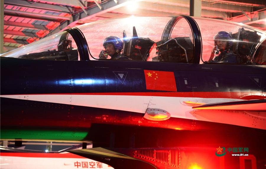 Pilots in training on the night of April 12, 2019. (Photo/81.cn)