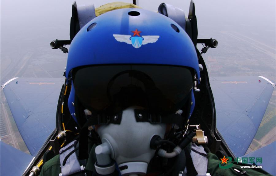 A pilot in the cockpit while flying a plane. (Photo/81.cn)