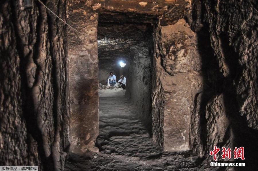 Egyptian archaeologists work inside the new tomb of Shedsu Djehuty in Luxor, 700 km south of Cairo, Egypt, 18 April 2019. This is the new discovery of the largest tomb of \