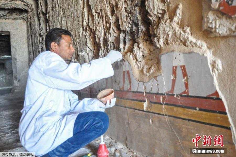 Egyptian archaeologists work inside the new tomb of Shedsu Djehuty in Luxor, 700 km south of Cairo, Egypt, 18 April 2019. This is the new discovery of the largest tomb of \