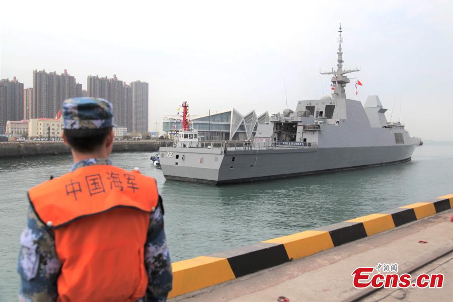 A Republic of Singapore Navy frigate arrives in Dagang port in Qingdao, Shandong Province to attend the multinational navy event to mark the 70th founding anniversary of the Chinese People\'s Liberation Army (PLA) Navy, April 19, 2019. (Photo/China News Service)
