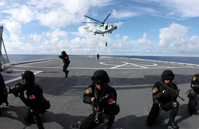 Members of the special forces team of the sixth Chinese escort navy fleet undergo training. (Zhong Kuirun/Asianewsphoto)