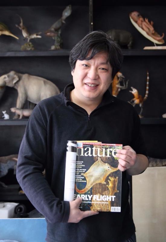 <?php echo strip_tags(addslashes(Zhao Chuang's drawing Restoration of Volaticotherium as the cover of the British Nature magazine. (Photo/China Daily)

<p>He works with scientists from the American Museum of Natural History and the Chinese Academy of Sciences to provide scientific and artistic support for their research projects.

<p>As of now, Zhao has completed work on more than 1,000 ancient fossil bio-images and the 3D biological images of hundreds of paleontological fossils based on the latest research results of the scientific community.

<p>In addition, Zhao and writer Yang Yang are the founders of the PNSO, an organization devoted to the research and creation of scientific art in Beijing. They compile dinosaur-themed science books, design and make dinosaur model toys, and let people feel connected with the fossils.)) ?>