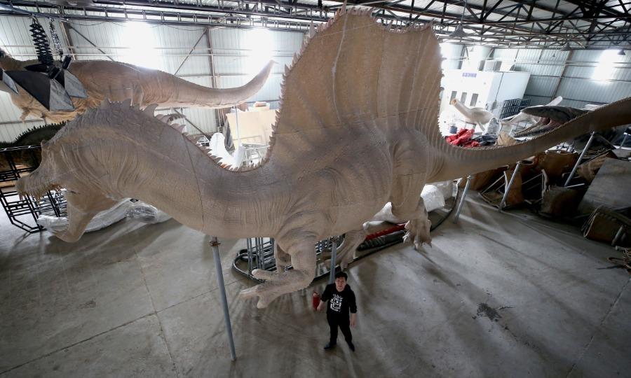 <?php echo strip_tags(addslashes(A life-sized spinosaurus statue by Zhao Chuang. (Photo/China Daily)
<p>A Beijing-based artist uses his knowledge of science to bring dinosaurs to life

<p>Zhao Chuang, 34, is a Beijing-based science artist who is mainly engaged in creating images of creatures such as dinosaurs. It is a work combining science and art.

<p>In order to make the dinosaur image as authentic as possible, Zhao had to study paleobiology and even participate in the excavation of dinosaur fossils.)) ?>