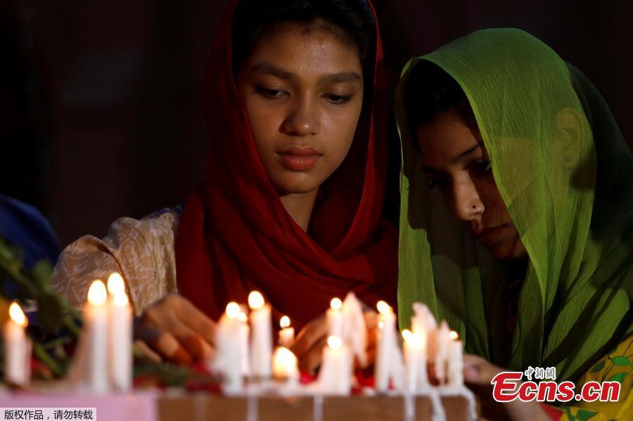 People light candles as they condemn the deadly bomb blasts in Sri Lanka, during a protest in, Peshawar Pakistan, April 21, 2019. According to police at least 290 people were killed and more than 500 injured in a coordinated series of blasts during the Easter Sunday service at churches and hotels in Sri Lanka. (Photo/Agencies)