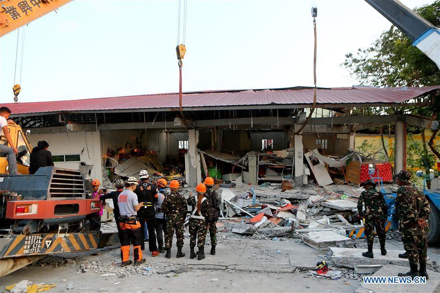 Rescuers search for victims at a collapsed building in Pampanga Province, the Philippines, April 23, 2019. The death toll from the 6.1-magnitude earthquake that struck the Philippines\' main Luzon Island rose to nine, local officials said on Tuesday. (Xinhua/Rouelle Umali)