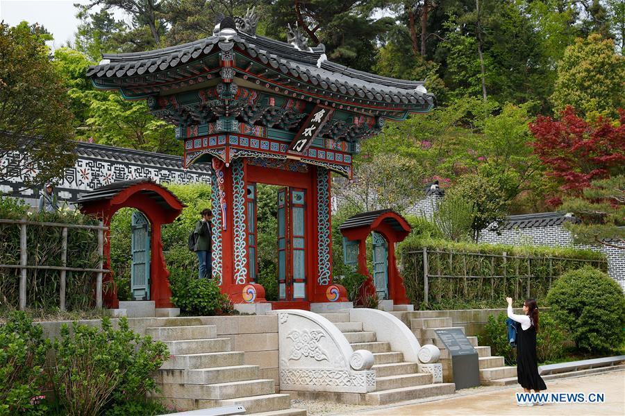 People visit the Korean garden at the Suncheon Bay National Garden in Suncheon, South Korea, April 20, 2019. The Suncheon Bay National Garden, located in South Korea\'s southern city of Suncheon, is the hosting place of Suncheon Bay Garden Expo 2013. (Xinhua/Wang Jingqiang)