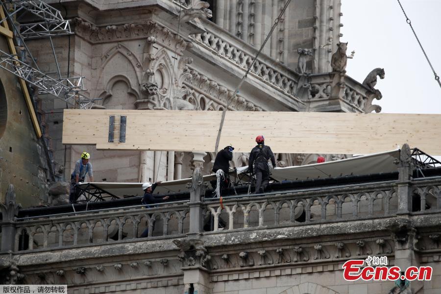 Workers placed giant tarpaulin coverings over Notre-Dame cathedral to protect its interior from the rain that was expected to hit Paris, April 23. 2019.  (Photo/Agencies)