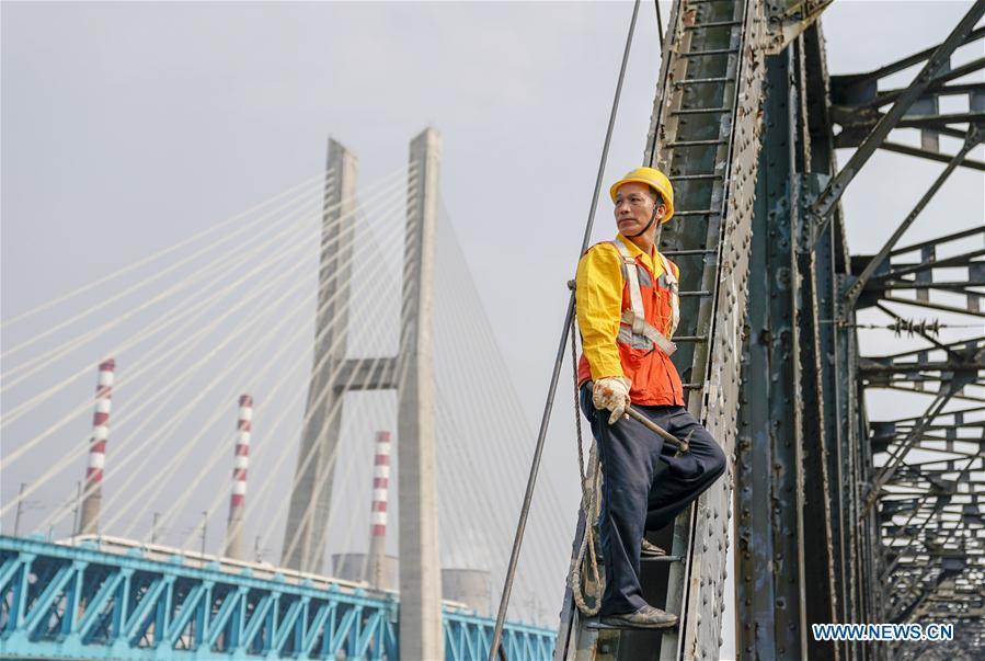 <?php echo strip_tags(addslashes(Tang Jinhua looks at the new Baishatuo Yangtze River railway bridge in Jiangjin of southwest China's Chongqing Municipality, April 23, 2019. The previous Baishatuo Yangtze River railway bridge, completed in 1959, will stop service after April 24. All trains will run on the new double decker steel truss cable stay railway bridge after that day. The new bridge has 4 tracks on the upper deck for passenger trains with a designed speed of 200 kilometers per hour and 2 tracks on the lower deck for cargo trains with the designed speed of 120 kilometers per hour. (Xinhua/Liu Chan))) ?>