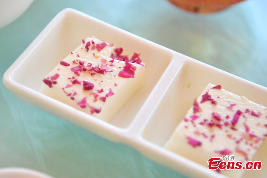 <?php echo strip_tags(addslashes(Yunnan University's Chenggong campus offers food made from edible roses, April 23, 2019. About 2.7 hectares of edible roses on the campus have become a popular attraction as well as a source of dessert ingredients. (Photo: China News Service/Liu Ranyang))) ?>