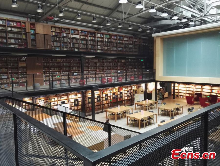 A book storage service opens in Xicheng District, Beijing, on April 23, which is celebrated as World Book Day. The district has transformed the former Honglou Cinema, a two-story building with a history of 70 years, into a bookstore and public library after four years of renovation, allowing readers to keep their cherished books there. This is the first such service in China.  (Photo/IC)