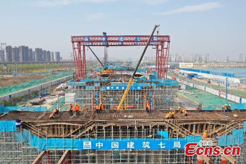 Construction workers build a new elevated road in Zhengzhou City, Central China\'s Henan Province. An innovative technology using prefabricated materials has ensured faster construction that is also energy-saving and environmentally friendly. (Photo: China News Service/Yang Lei)