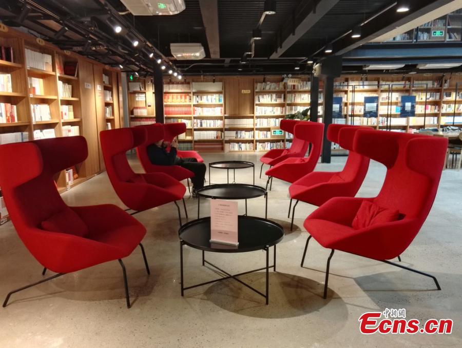 A book storage service opens in Xicheng District, Beijing, on April 23, which is celebrated as World Book Day. The district has transformed the former Honglou Cinema, a two-story building with a history of 70 years, into a bookstore and public library after four years of renovation, allowing readers to keep their cherished books there. This is the first such service in China.  (Photo/IC)
