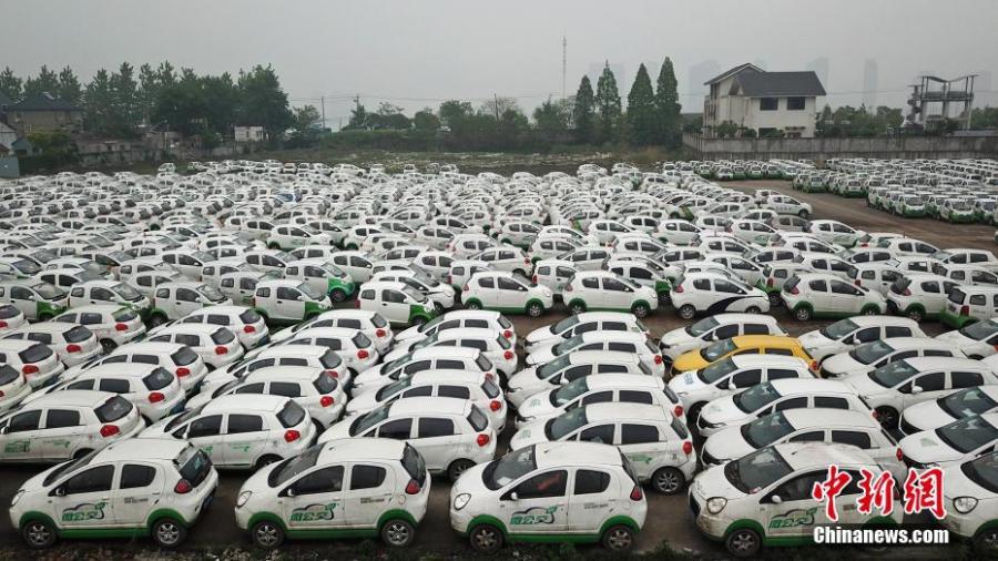 An aerial view of nearly 3000 new energy cars parked near the Qiantang River in Hangzhou City, East China\'s Zhejiang Province, April 24, 2019. The cars previously used in car sharing services have already become obsolete. (Photo: China News Service/Zhang Yang)