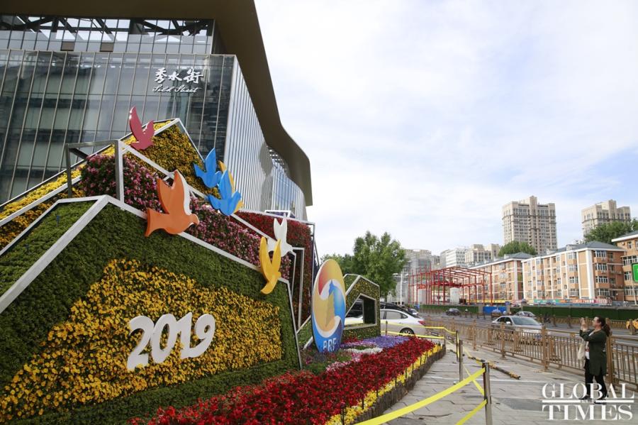 The decoration work of the Belt and Road Forum for International Cooperation in Beijing has been completed. The decoration work includes 8 main aspects with the installing of propaganda flags, banners, public service advertisements, outdoor display screens, stereo flower bed, identification systems, landscape lighting, lighting shows and landscaping projects. They are located in Dongdan, Xidan, Dongyue Temple, Diaoyutai State Guesthouse, Siyuan Bridge, the front of the National Convention Center and Xiushui Mall. (Photos: Li Hao/GT)