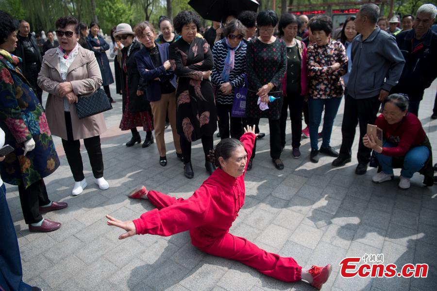 <?php echo strip_tags(addslashes(Xiao xuerong, 68, draws a crowd as she practices splits  in Xuefu Park in Taiyuan, Shanxi Province, April 26, 2019. (Photo/China News Service))) ?>