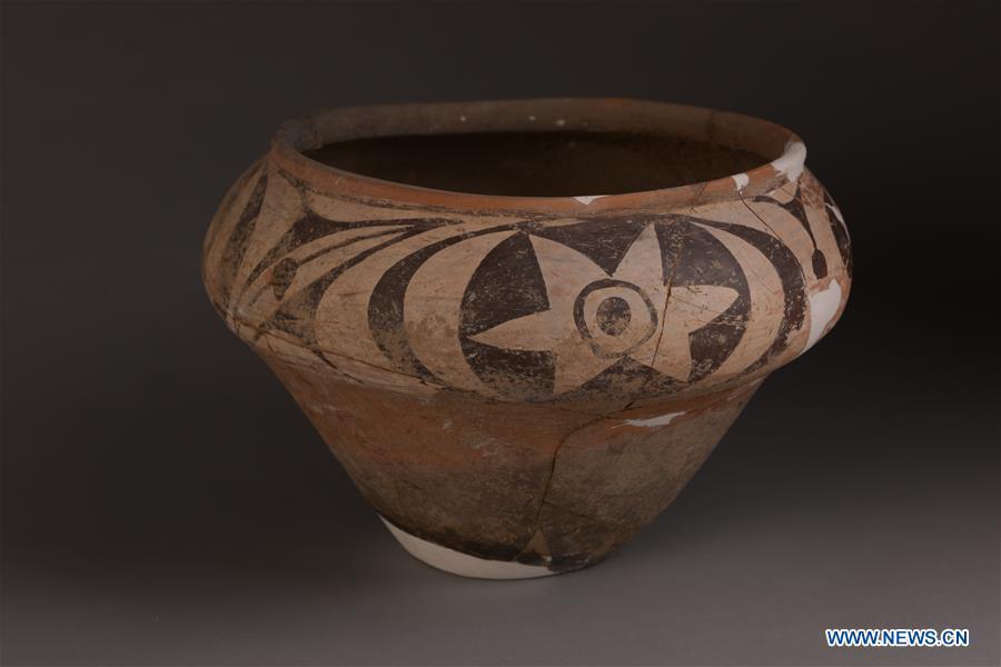Undated file photo provided by Zhengzhou Municipal Institute of Archaeology shows a painted pottery ware unearthed in the Shuanghuaishu Remain in Gongyi City, central China\'s Henan Province. (Xinhua)