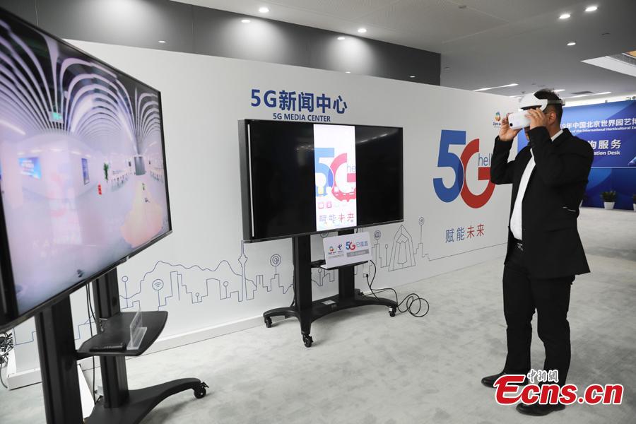 A visitor tries VR equipment at the upcoming 2019 Beijing International Horticultural Exhibition, April 27, 2019. The media center for the expo started operation on Saturday. （Photo/China News Service）