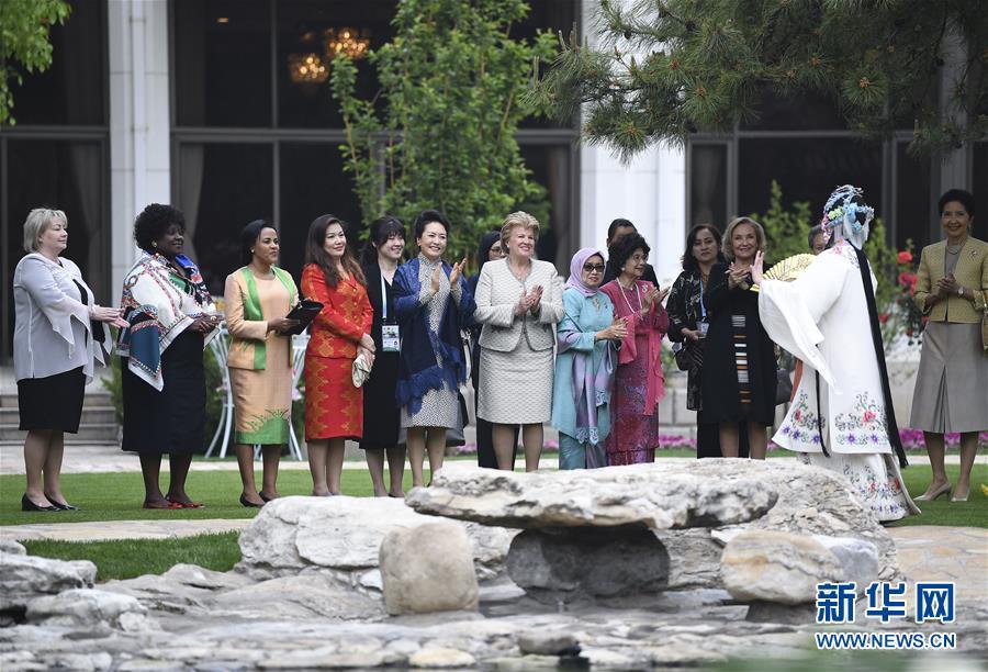Peng Liyuan, wife of Chinese President Xi Jinping (C), watches Chinese Kunqu Opera with spouses of foreign leaders attending the Second Belt and Road Forum for International Cooperation in Beijing, April 27, 2019. (Photo/Xinhua)