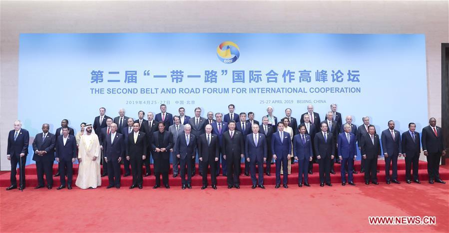 Chinese President Xi Jinping takes a group photo with foreign leaders and heads of international organizations during the leaders\' roundtable meeting of the Second Belt and Road Forum for International Cooperation at the Yanqi Lake International Convention Center in Beijing, capital of China, April 27, 2019. (Xinhua/Yao Dawei)