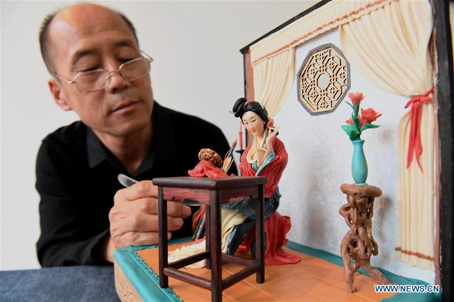 Chen Hailiang makes dough sculpture in Yongqing County, north China\'s Hebei Province, April 28, 2019. Chen Hailiang, 52, is a folk artist of dough sculpture in Yongqing County. He started learning dough sculpture making when he was young and won prizes for his unique style. (Xinhua/Wang Xiao)