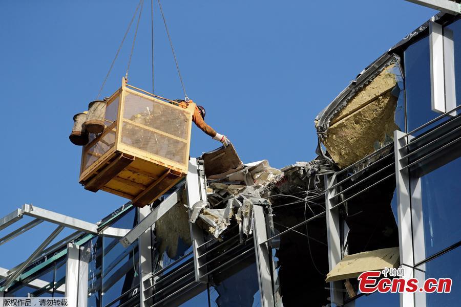 <?php echo strip_tags(addslashes(A worker suspended in a basket reaches out toward debris from a building damaged when the crane atop it collapsed a day earlier, Sunday, April 28, 2019, in Seattle. The construction crane fell from a building on Google's new campus during a storm that brought wind gusts, crashing down onto one of the city's busiest streets and killing multiple people. (Photo/Agencies))) ?>