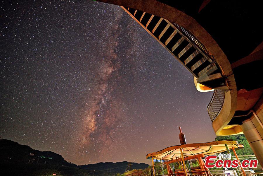 A picturesque view of the Wine Town in Fuling District, Southwest China’s Chongqing Municipality on a foggy day. (Photo: China News Service/Shi Wei)