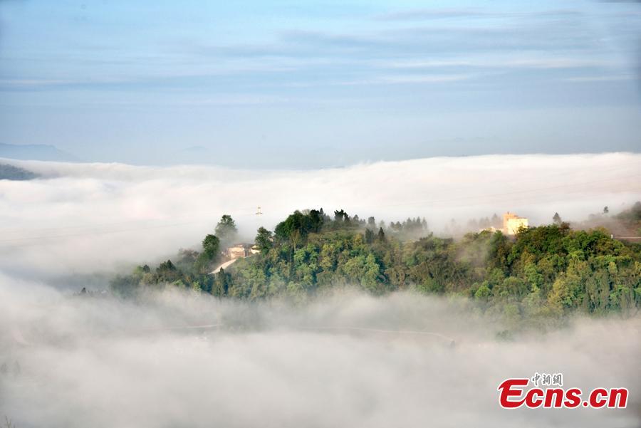 A picturesque view of the Wine Town in Fuling District, Southwest China’s Chongqing Municipality on a foggy day. (Photo: China News Service/Shi Wei)