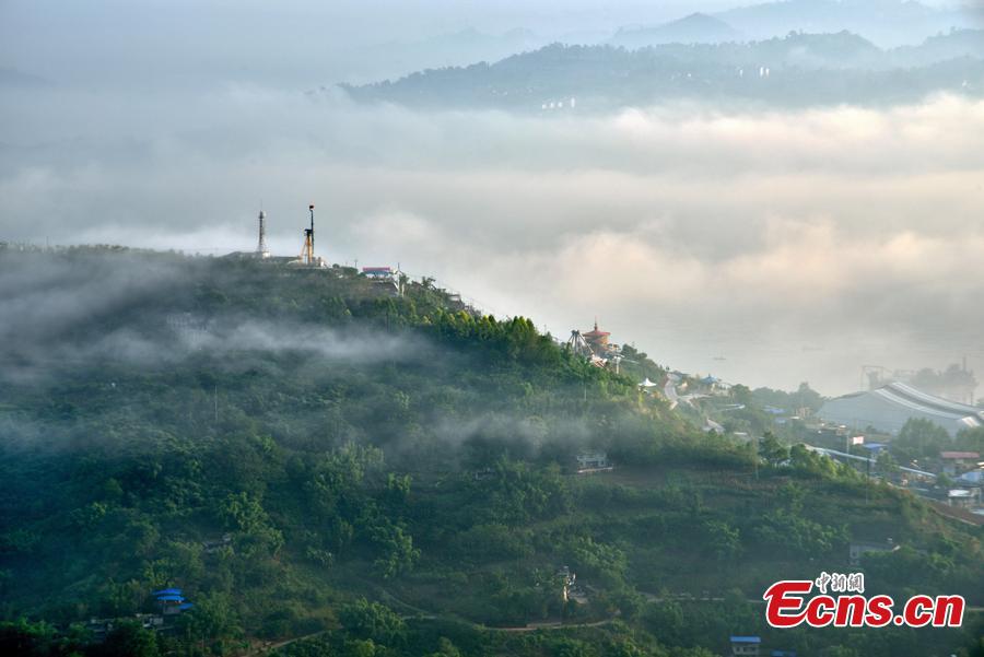 A picturesque view of the Wine Town in Fuling District, Southwest China’s Chongqing Municipality on a foggy day. (Photo: China News Service/Shi Wei)