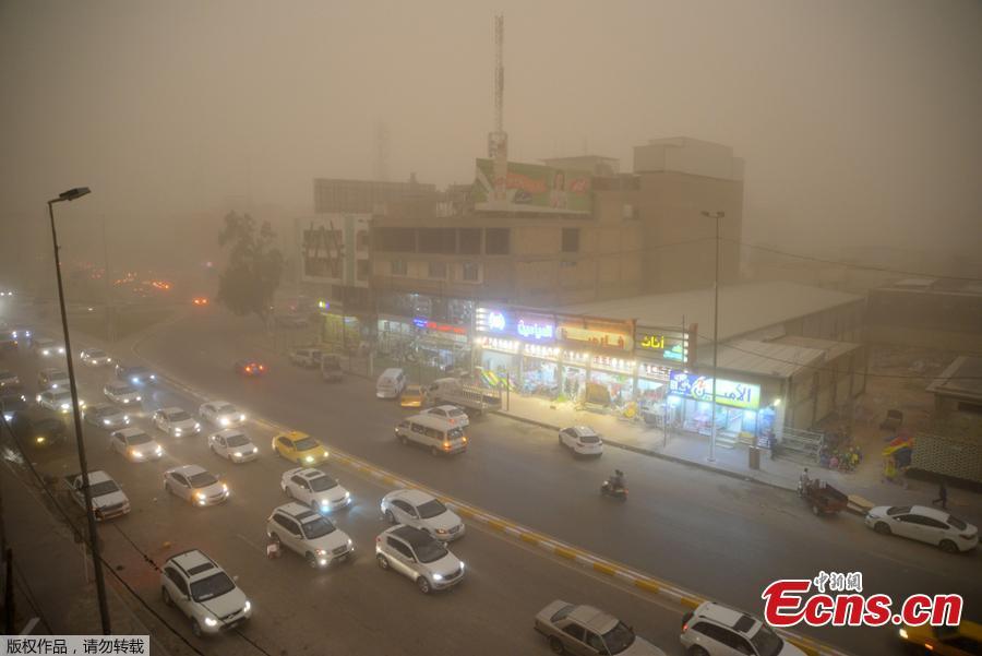 Cars drive through a street in Iraq\'s central city of Najaf during a sand storm on April 29, 2019.  (Photo/Agencies)