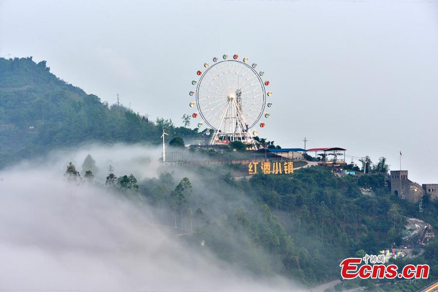 A picturesque view of the Wine Town in Fuling District, Southwest China’s Chongqing Municipality on a foggy day. (Photo: China News Service/Shi Wei)