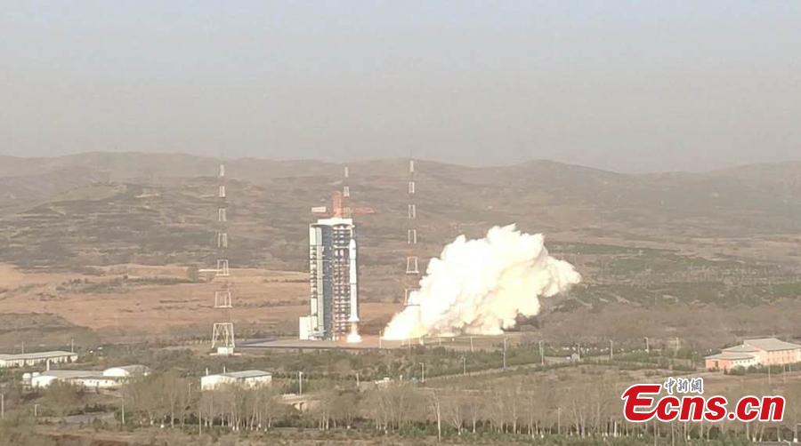 A Tianhui II-01 satellite blasts into orbit at 6:52 a.m., Beijing Time, from the Taiyuan Satellite Launch Center in north China\'s Shanxi Province, April 30, 2019. Launched by a Long March 4B carrier rocket, two Tianhui II-01 satellites will be used for scientific experiments, land resource survey, geographic survey and mapping. (Photo: China News Service/Liu Qiaoming)