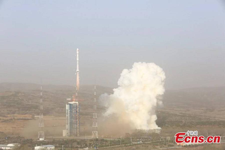 A Tianhui II-01 satellite blasts into orbit at 6:52 a.m., Beijing Time, from the Taiyuan Satellite Launch Center in north China\'s Shanxi Province, April 30, 2019. Launched by a Long March 4B carrier rocket, two Tianhui II-01 satellites will be used for scientific experiments, land resource survey, geographic survey and mapping. (Photo: China News Service/Liu Qiaoming)