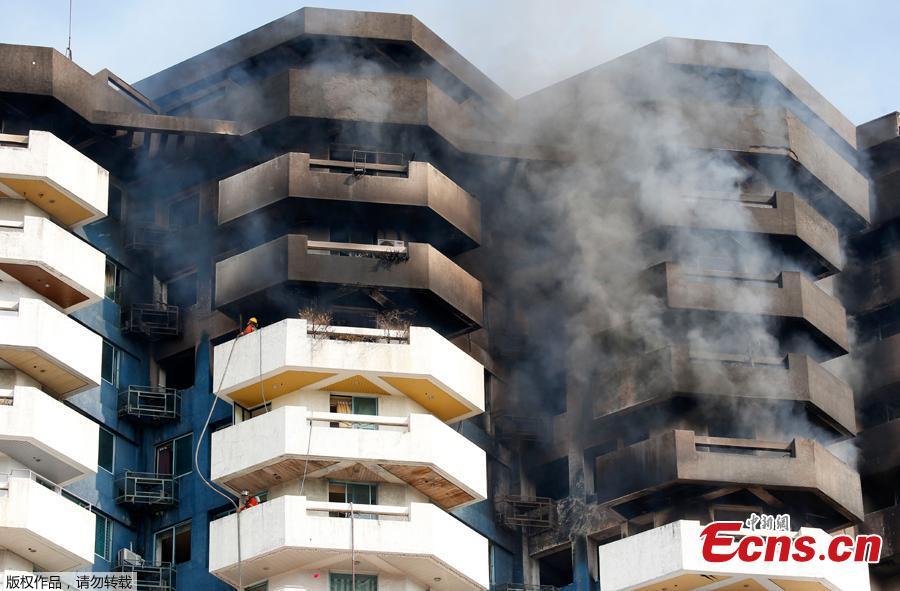 Fire burns in the top floors of a 21-story Pacific Coastal Plaza condominium in Manila, Philippines, April 29, 2019. Officials say more than 100 firetrucks converged Monday to battle the blaze that hit the Pacific Coast Plaza condominium in the Paranaque city area of Manila, where one lane of a coastal road along Manila Bay was closed due to falling debris. A woman died in the accident. (Photo/Agencies)