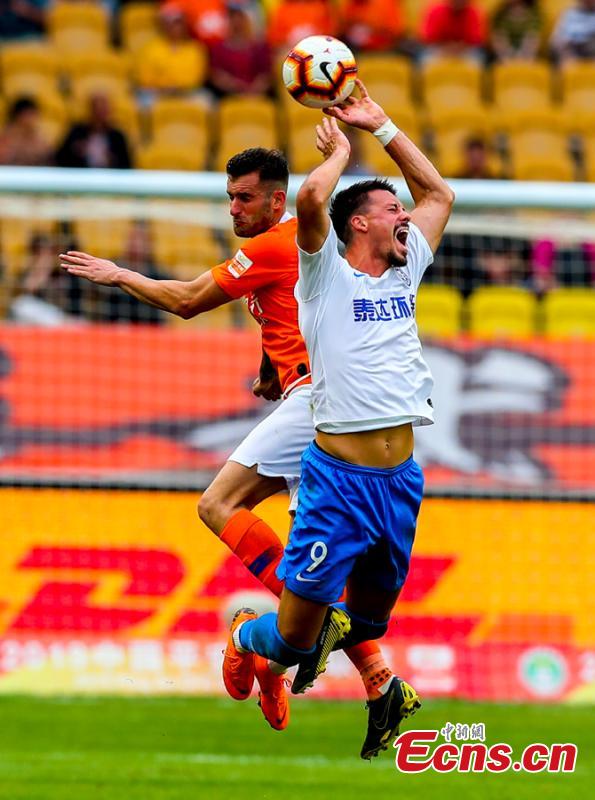 Players compete in a Chinese Super League match between Wuhan Zall and Tianjin TEDA in Wuhan City, Central China’s Hubei Province, May 4, 2019. Struggling Wuhan Zall stumbled to 1-1 draw with Tianjin TEDA, five games without a win. (Photo: China News Service/Zhang Chang)