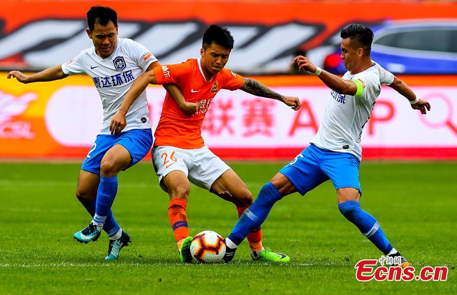 Players compete in a Chinese Super League match between Wuhan Zall and Tianjin TEDA in Wuhan City, Central China’s Hubei Province, May 4, 2019. Struggling Wuhan Zall stumbled to 1-1 draw with Tianjin TEDA, five games without a win. (Photo: China News Service/Zhang Chang)