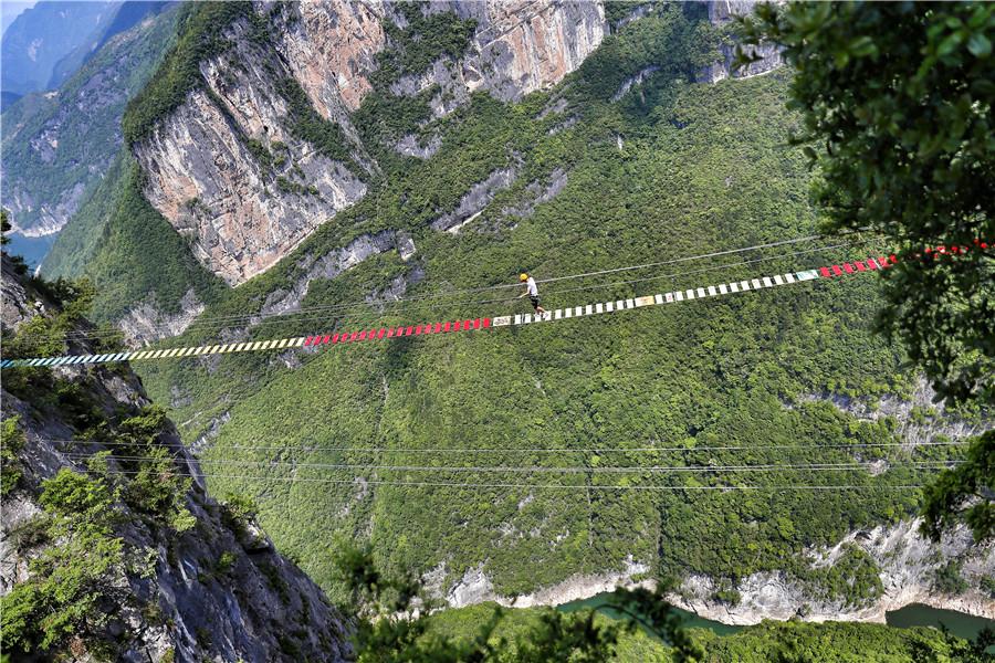 The Cloud Bridge in Yunyang Longgang Scenic Zone in Southwest China\'s Chongqing opened to the public on April 26. (Photos provided to chinadaily.com.cn)