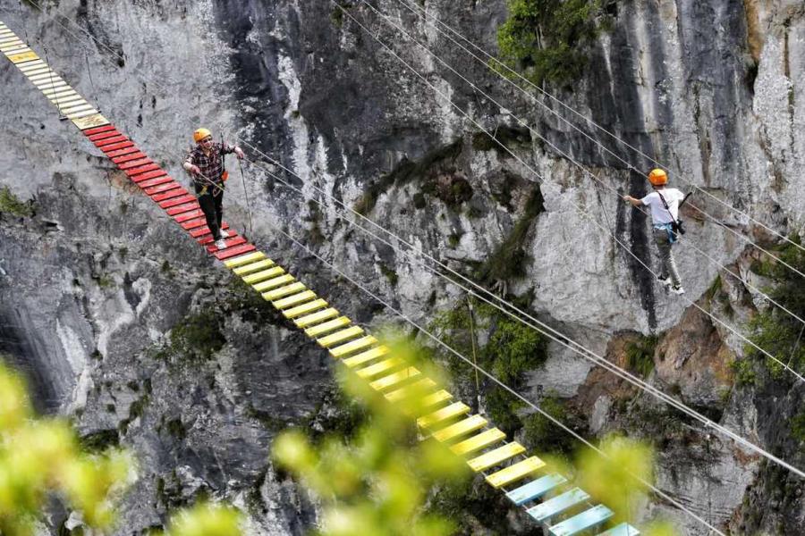 The Cloud Bridge in Yunyang Longgang Scenic Zone in Southwest China\'s Chongqing opened to the public on April 26. (Photos provided to chinadaily.com.cn)