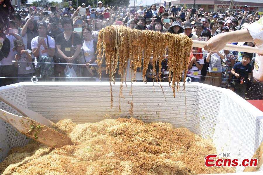 <?php echo strip_tags(addslashes(A giant box of instant noodles served to 579 people was cooked up to set the Guinness World Record for the world's largest tasting of instant noodles, in Isesaki, Gunma Prefecture, north of Tokyo,  May 5, 2019. (Photo/VCG))) ?>
