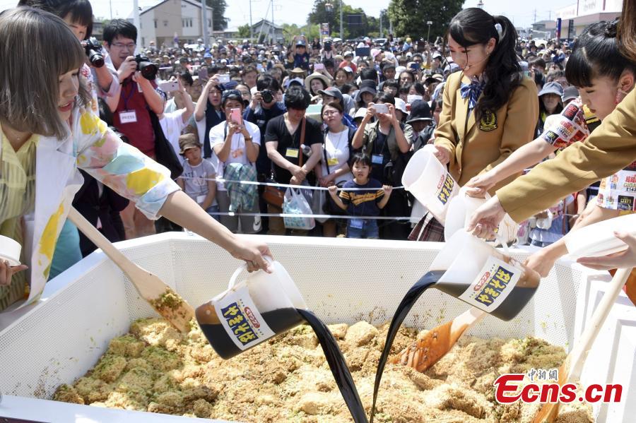<?php echo strip_tags(addslashes(A giant box of instant noodles served to 579 people was cooked up to set the Guinness World Record for the world's largest tasting of instant noodles, in Isesaki, Gunma Prefecture, north of Tokyo,  May 5, 2019. (Photo/VCG))) ?>