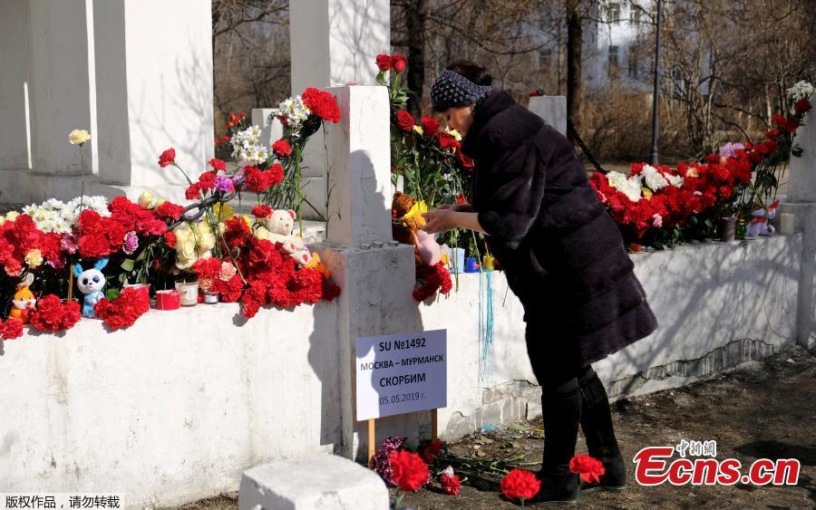 People lay flowers to mourn the victims of the SSJ-100 passenger plane fire, May 6, 2019. Russia\'s Investigative Committee confirmed Monday that 41 people were killed after an SSJ-100 passenger plane en route to the northwestern Russian city of Murmansk caught fire before an emergency landing Sunday at the Sheremetyevo International Airport in Moscow.