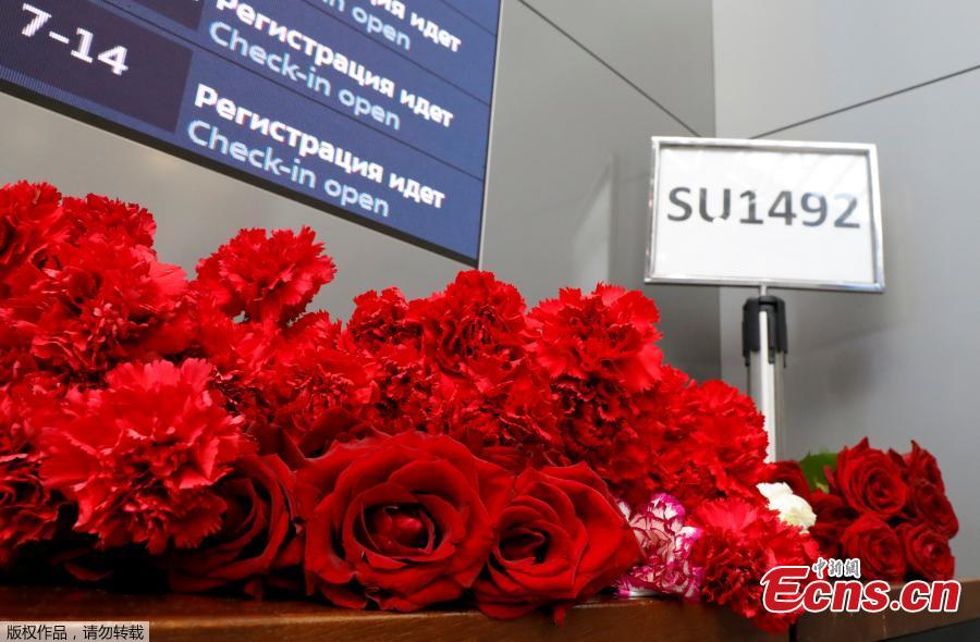 <?php echo strip_tags(addslashes(People lay flowers to mourn the victims of the SSJ-100 passenger plane fire at the terminal of the Sheremetyevo International Airport in Moscow, Russia, May 6, 2019. Russia's Investigative Committee confirmed Monday that 41 people were killed after an SSJ-100 passenger plane en route to the northwestern Russian city of Murmansk caught fire before an emergency landing Sunday at the Sheremetyevo International Airport in Moscow.)) ?>