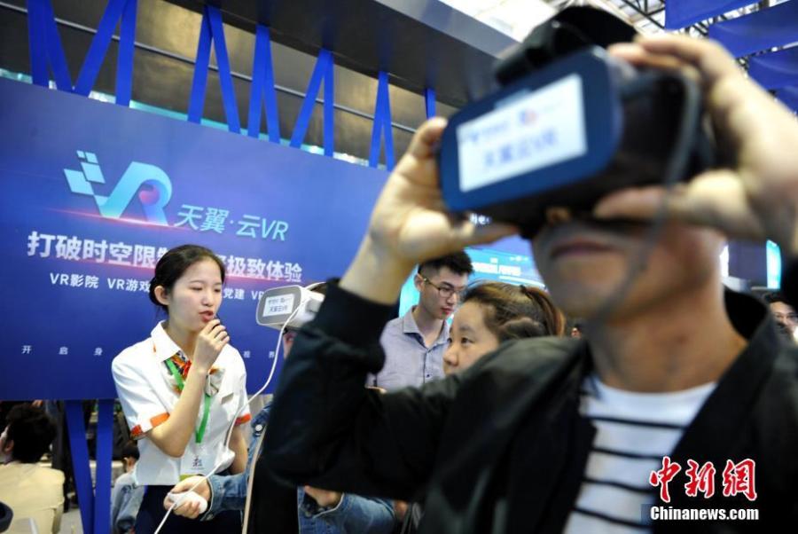 Visitors wear VR goggles at the second Digital China Summit in Fuzhou, East China\'s Fujian Province, May 6, 2019. (Photo: China News Service/Zhang Bin)