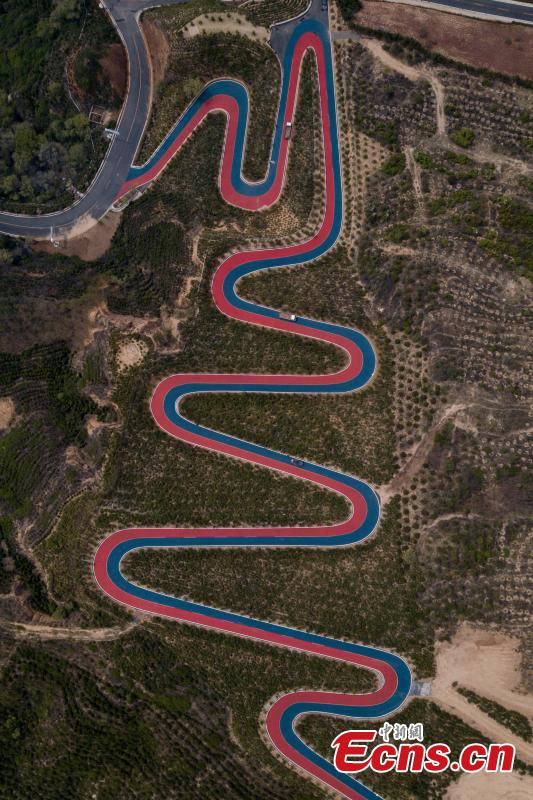 A drone photo shows a mountain road painted in two colors, used in a cycling race, in Taiyuan City, North China\'s Shanxi Province, May 7, 2019. (Photo: China News Service/Wei Liang)
