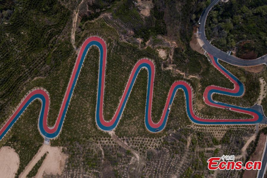 A drone photo shows a mountain road painted in two colors, used in a cycling race, in Taiyuan City, North China\'s Shanxi Province, May 7, 2019. (Photo: China News Service/Wei Liang)