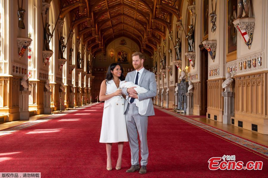 Britain\'s Prince Harry, Duke of Sussex (R), and his wife Meghan Markle, Duchess of Sussex, pose for a photo with their son in St George\'s Hall at Windsor Castle in Windsor, Britain, on May 8, 2019. The baby boy, who is Queen Elizabeth\'s eighth great-grandchild, is seventh in line to the throne, behind the Prince of Wales, the Duke of Cambridge and his children - Prince George, Princess Charlotte and Prince Louis - and Prince Harry. (Photo/Agencies)